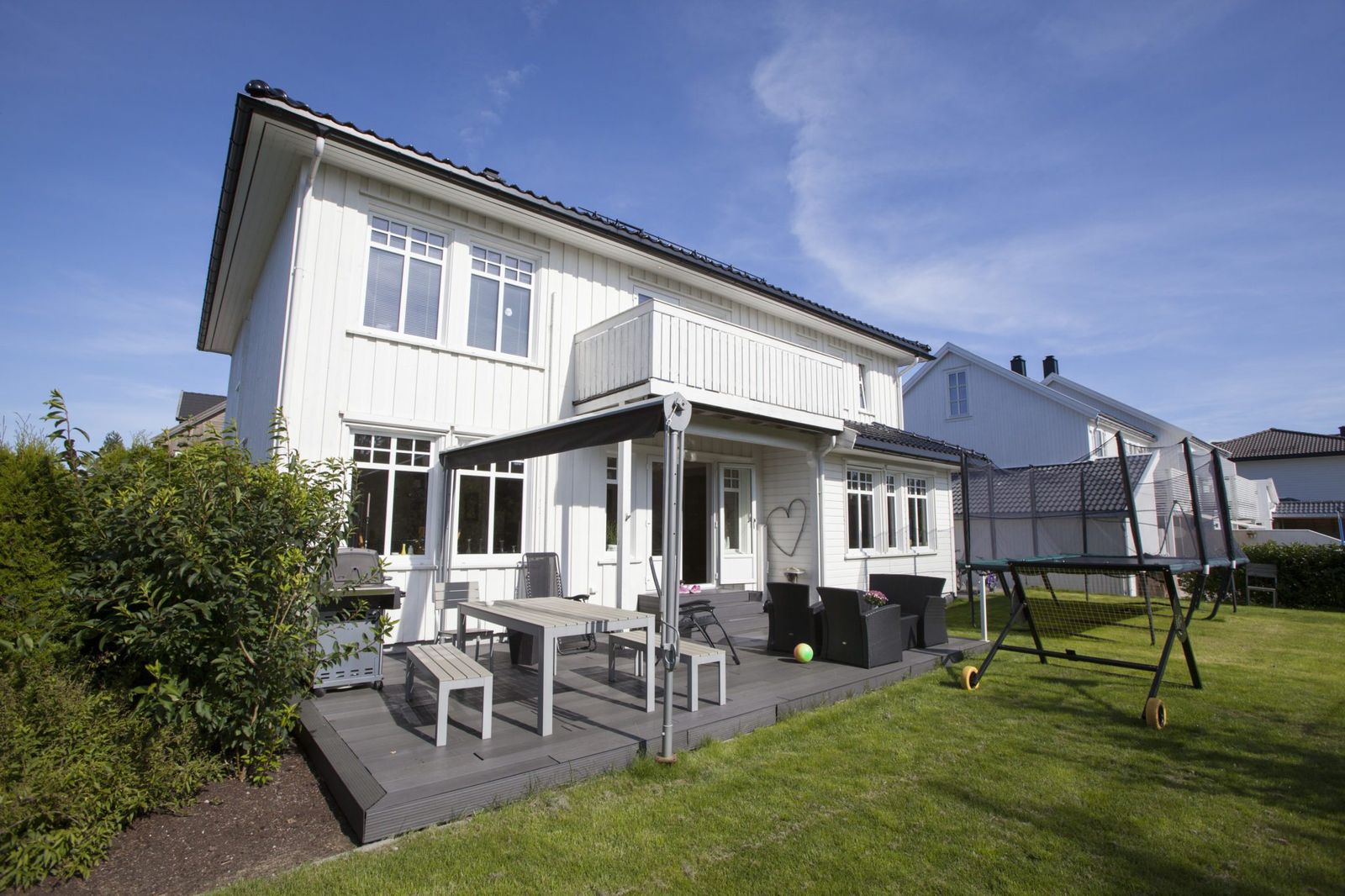 Hvitt hus med terrasse