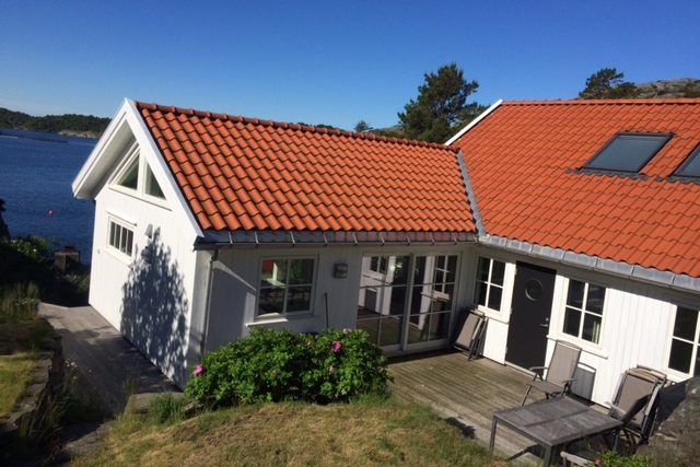 Hvitt hus med teglstein