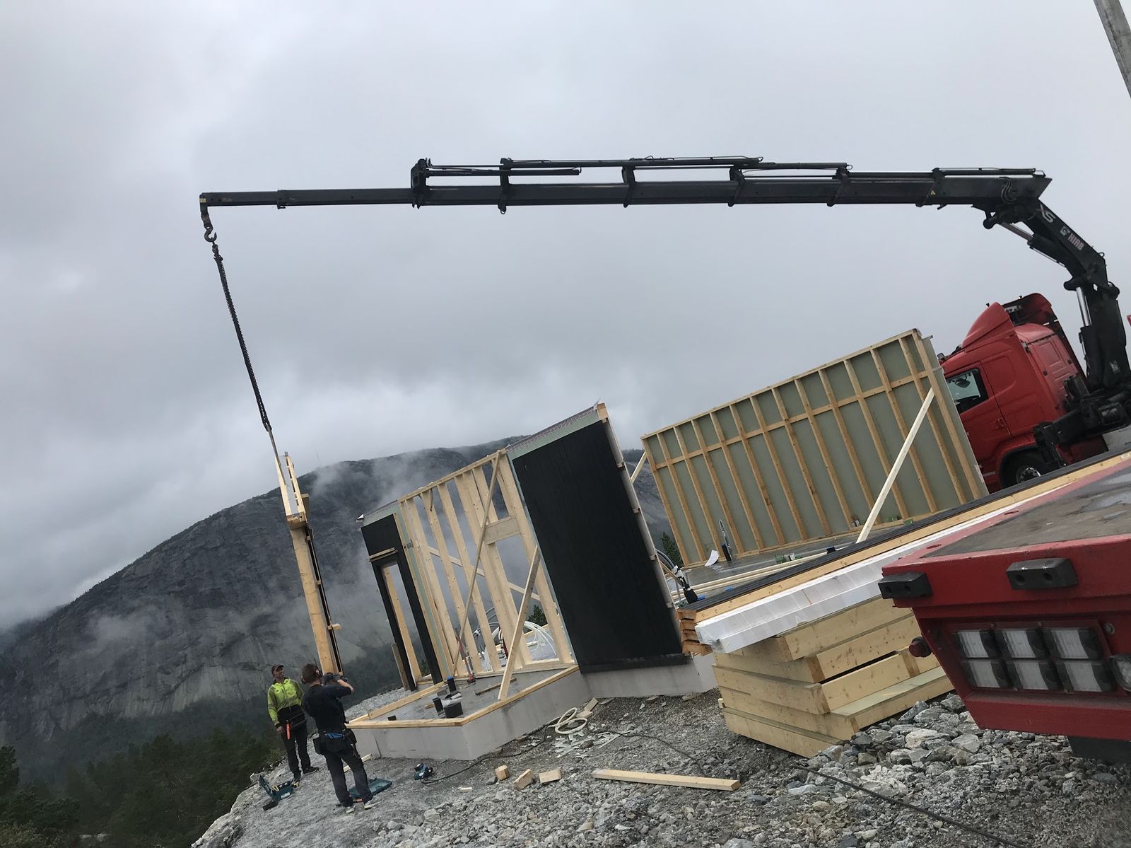 Elementer løftes på plass med kran